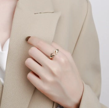 Anillo de dedo con forma de corazon oro