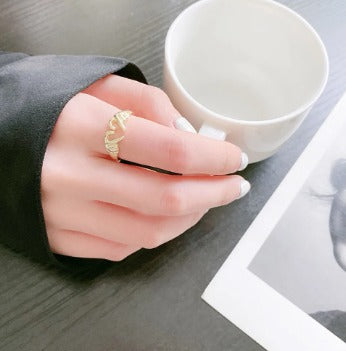 Anillo de dedo con forma de corazon oro